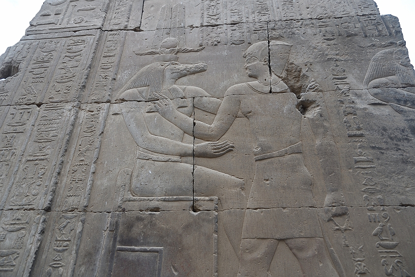 47 MAK_6355.jpg - Sobek, il dio coccodrillo, una delle tre divinità a cui è dedicato il tempio, simbolo di forza, protettore dei faraoni, temuto, ma anche invocato per garantire la piena del fiume, qui in atteggiamento familiare col faraone.